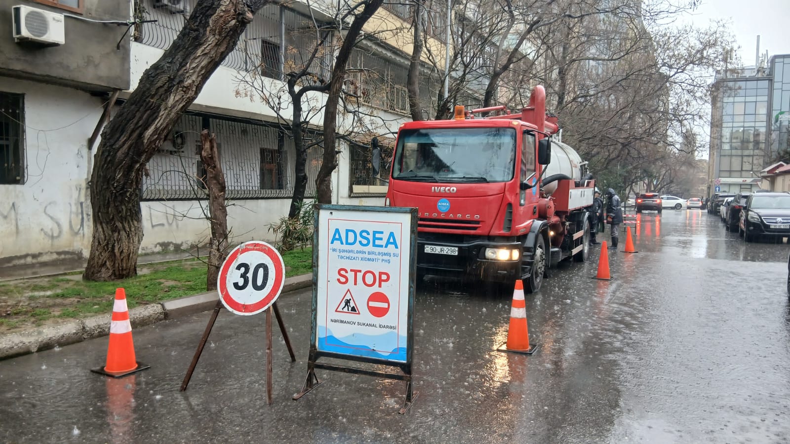 Agentlik iki küçənin kəsişməsindəki ərazini təmizləyir