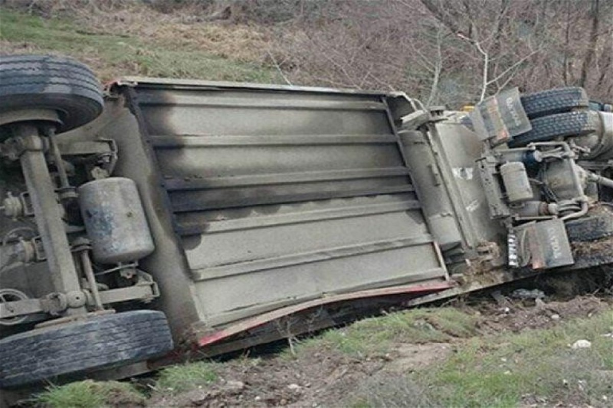 Kəlbəcərdə yük avtomobili&nbsp;aşdı, ölənlər var