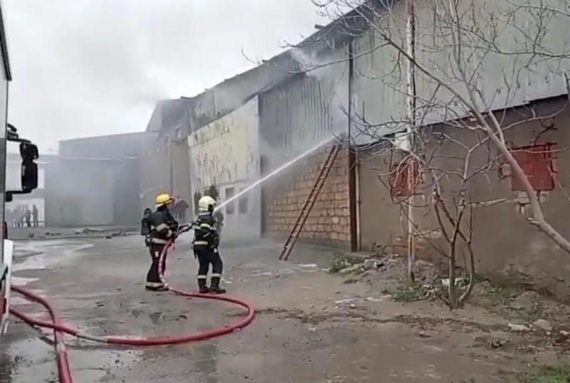 Binəqədidə&nbsp;anbar yanır&nbsp;- FOTO