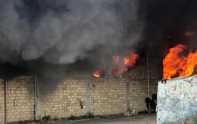 Sumqayıtda mebel sexi yandı - VİDEO