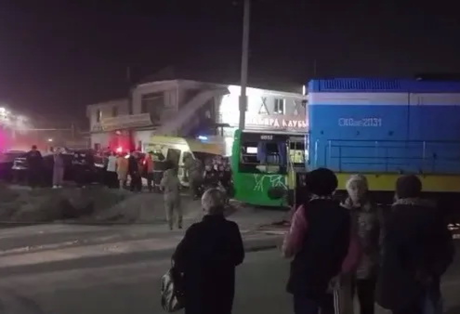 Avtobus qatarla toqquşdu, xəsarət alanlar var