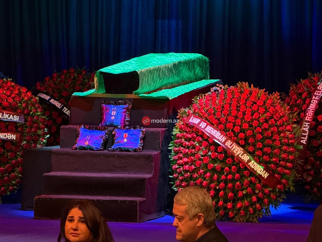 Prezidentlə xanımı&nbsp;Rasim Balayevlə vida mərasiminə əklil göndərdi