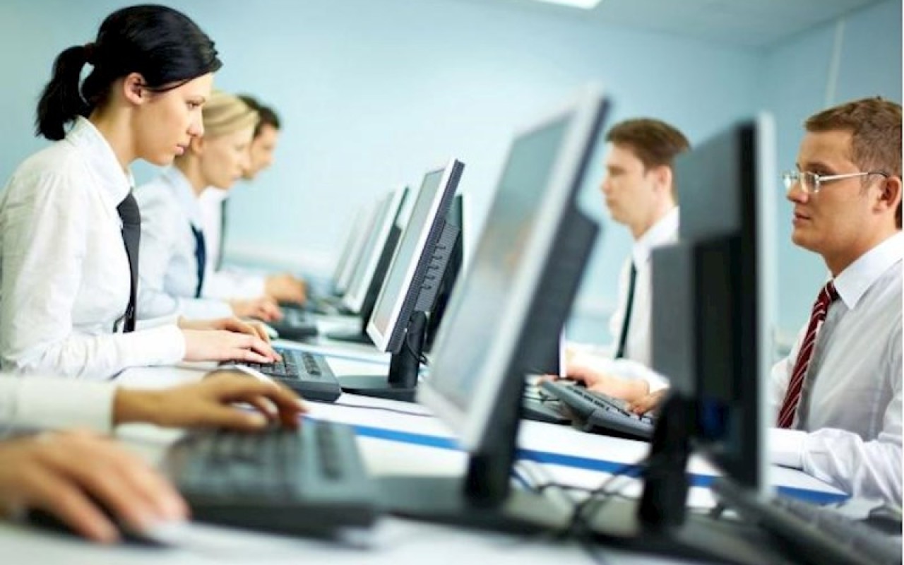 Əmək müqaviləsi olanların 55 faizi Bakıda&nbsp;işləyir