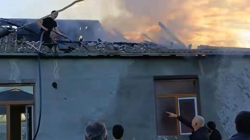 Ağcabədidə dördotaqlı ev yandı