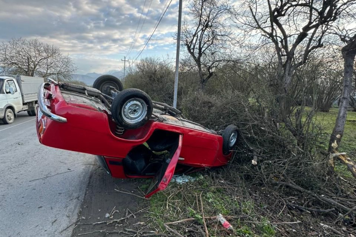 Balakəndə maşın aşdı - Xəsarət alanlar var