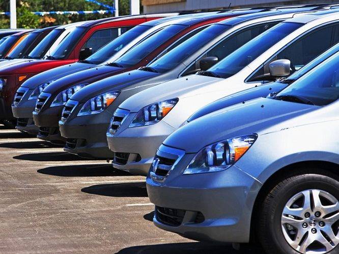 Dövlət idarələrin 40 maşını satışa çıxarıldı