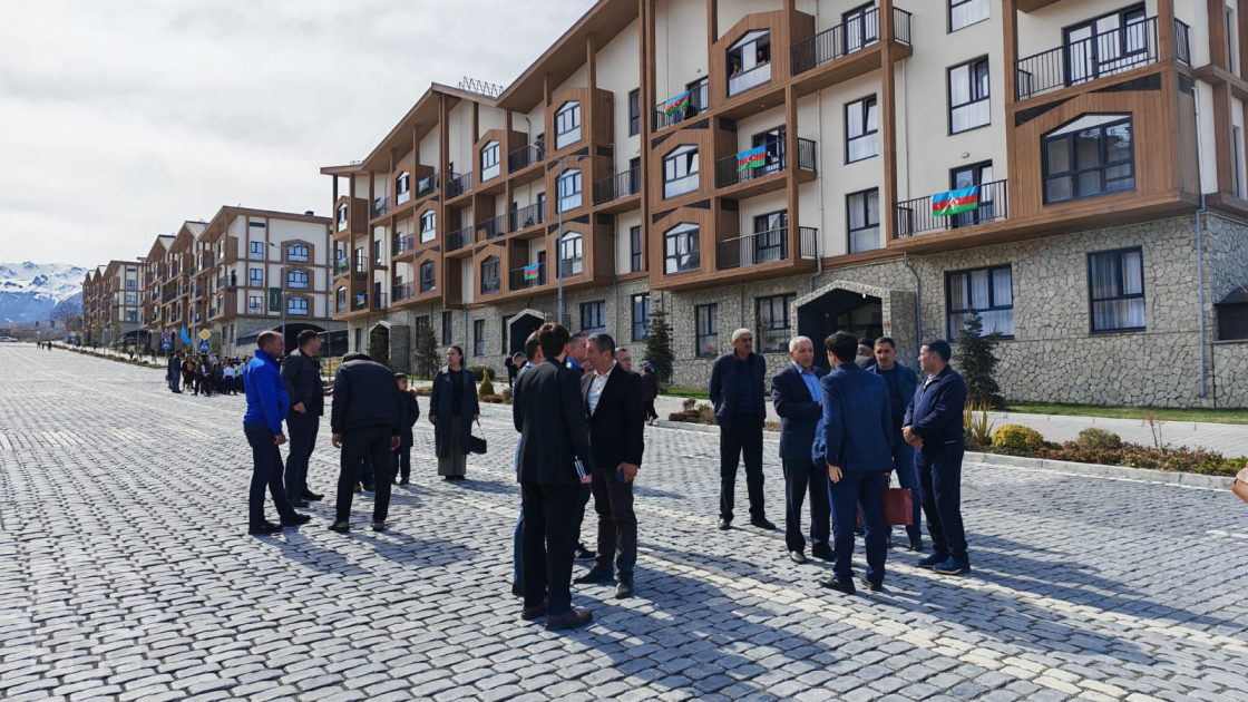 Köç karvanı Kəlbəcərə çatdı - Açarlar sakinlərə verildi