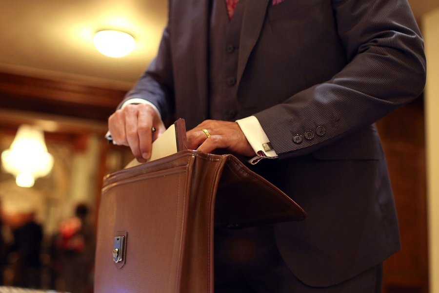 Vəzifə səlahiyyətlərindən sui-istifadə edən şəxs AXTARILIR