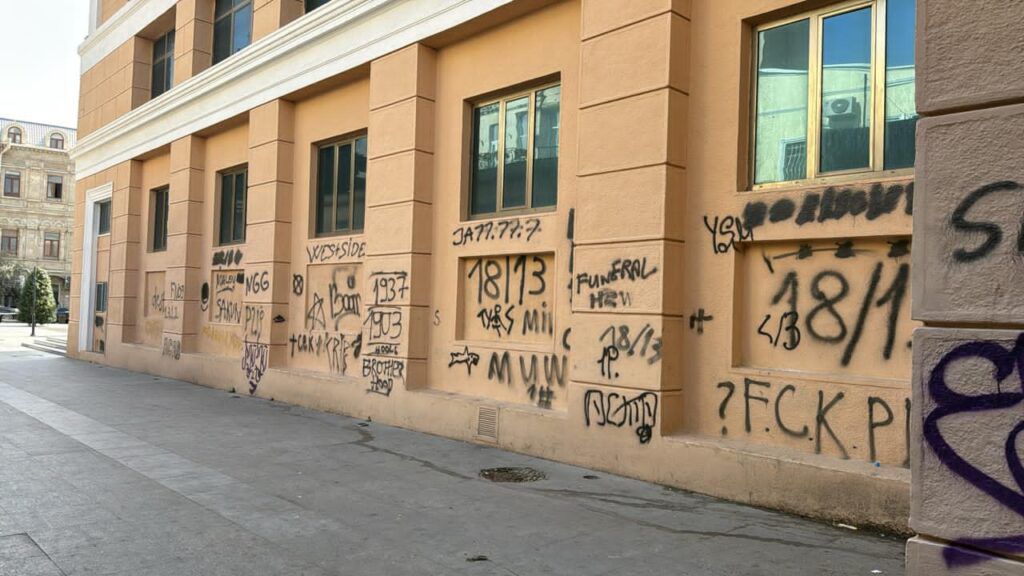 Tarixi binaya qrafiti çəkmək vandalizmdir - DEPUTAT