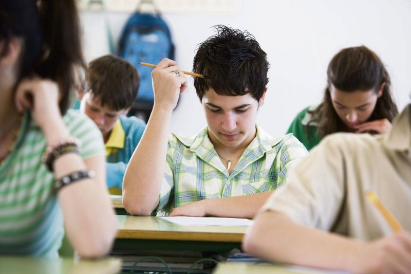 Doqquzuncular imtahan verdi -&nbsp;4 şagirddə telefon tutuldu