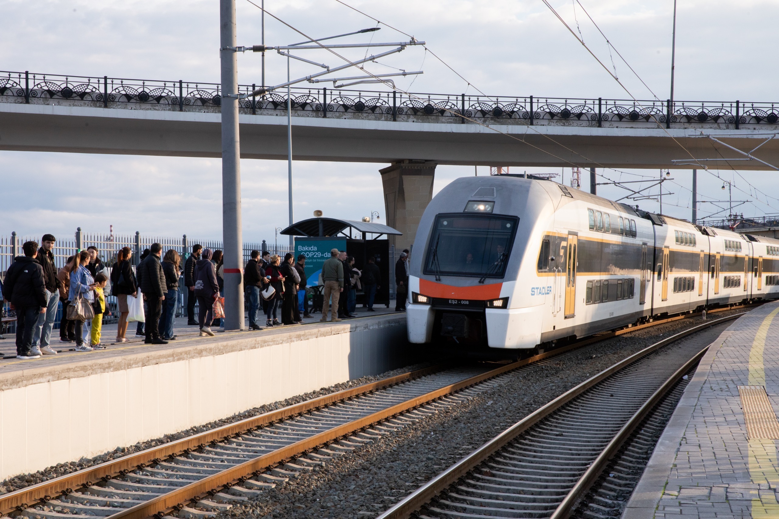 Dəmir yolu yenidən yüksəlişdə: rahatlıq, təhlükəsizlik və gələcəyin nəqliyyatı