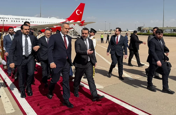 Hakan Fidan Suriyaya getdi - Zelenski və Əl Şaraa ilə görüşəcək