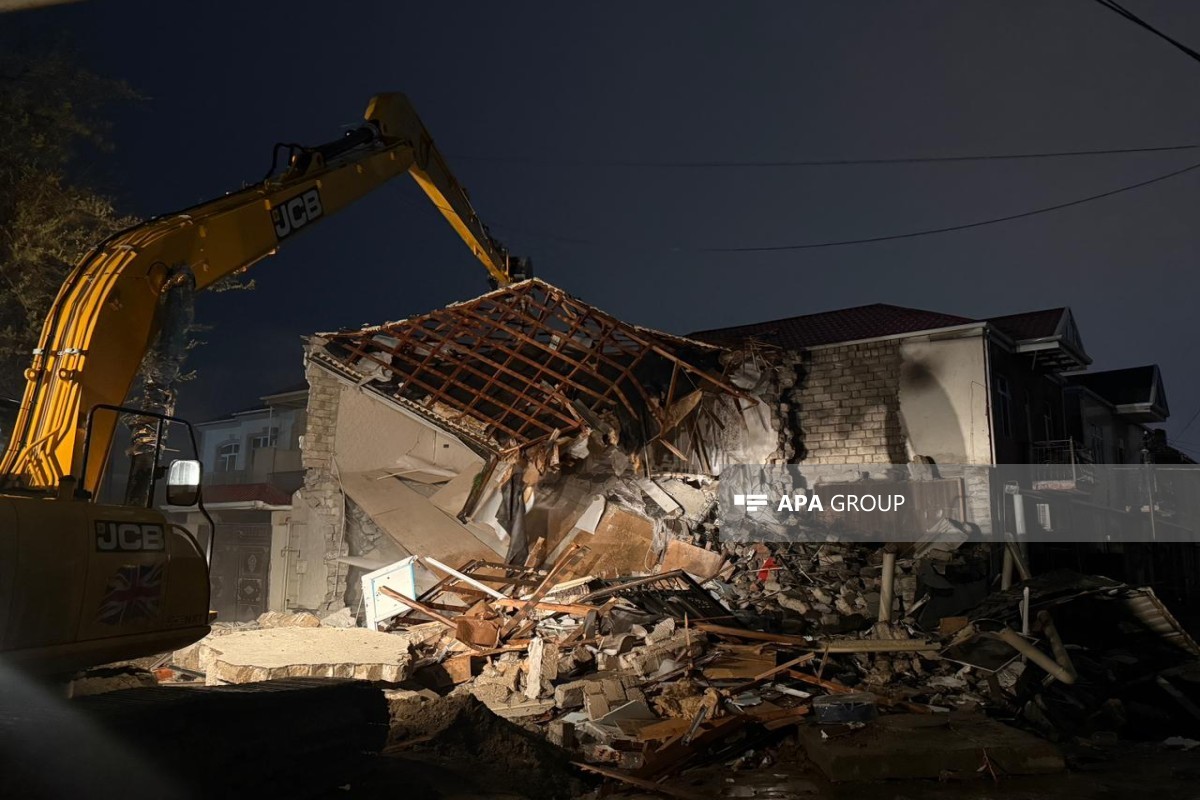 Keşlədə&nbsp;kollektorun üzərində tikilən ev sökülür