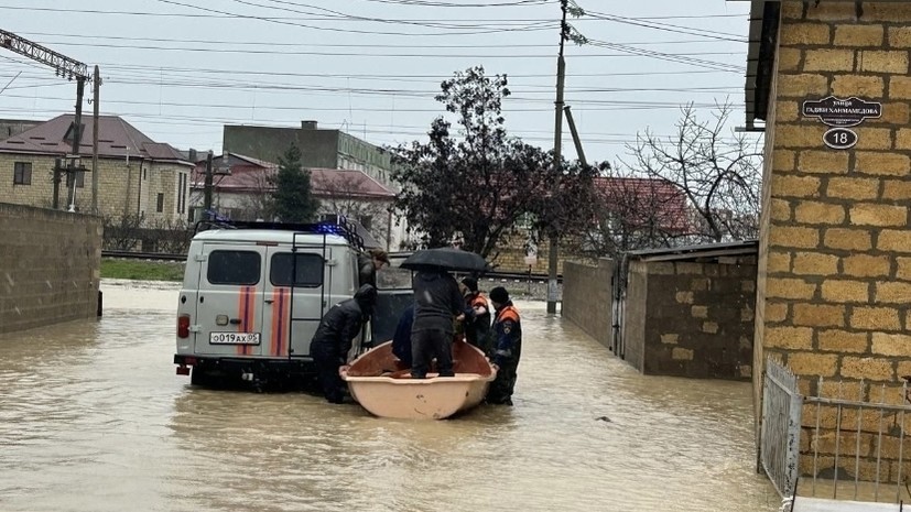 Sel nəticəsində bina uçdu