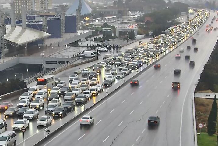 Yağışlı Bakının tıxaclı YOLLARI