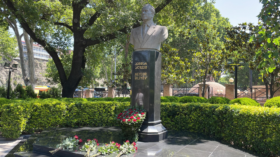 İlham Əliyev Tbilisidə&nbsp;Heydər Əliyevin abidəsini ziyarət etdi