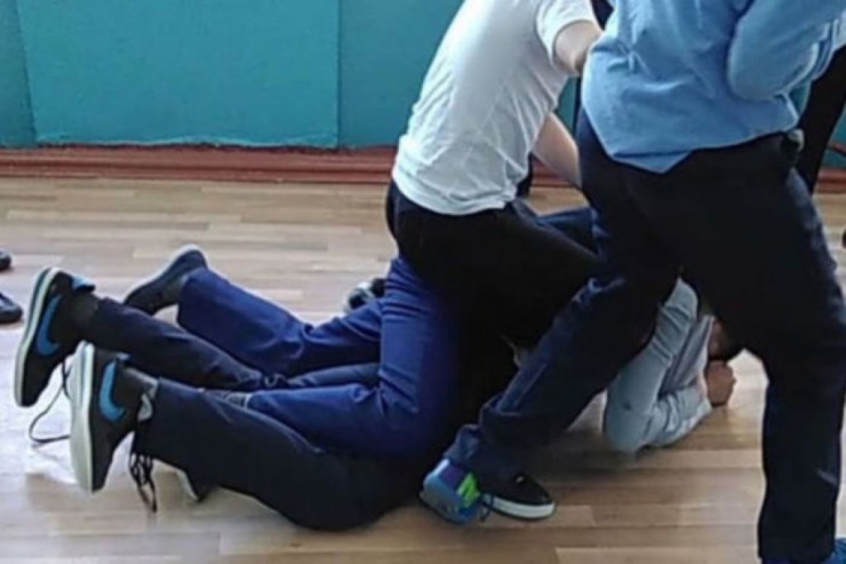 Qazi məktəbli qardaşlara xəsarət yetirdi