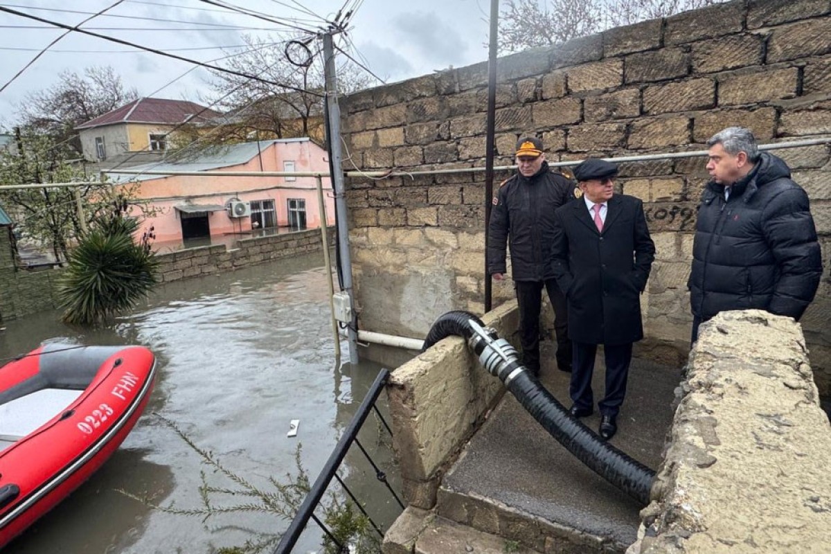 Кемаледдин Гейдаров в Кешле на затопленной территории - ФОТО
