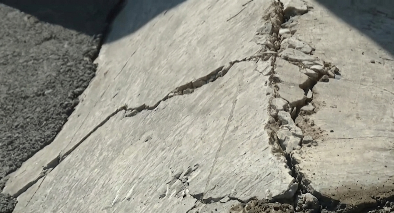 Bibiheybət yolunda sürüşmə&nbsp;təhlükəsi: hərəkət məhdudlaşdırılıb