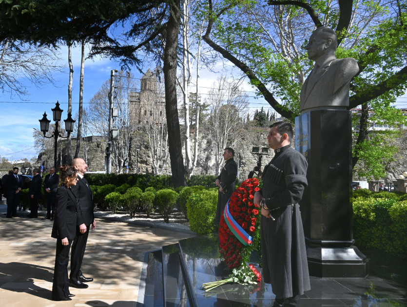 Ilham Aliyev visited Heydar Aliyev's monument&nbsp;in Tbilisi