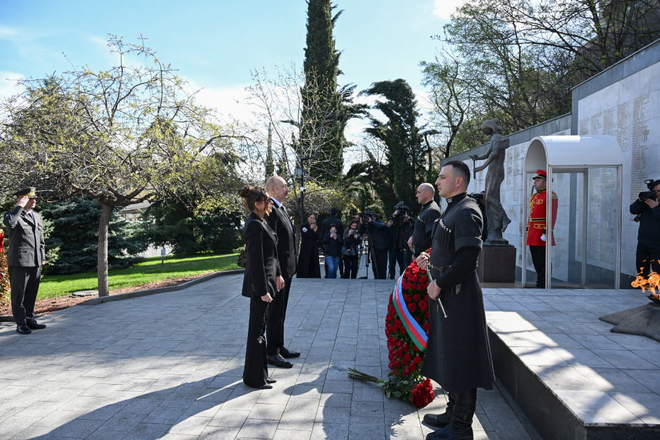 Президент с супругой&nbsp;в Тбилиси посетили Мемориал Героев