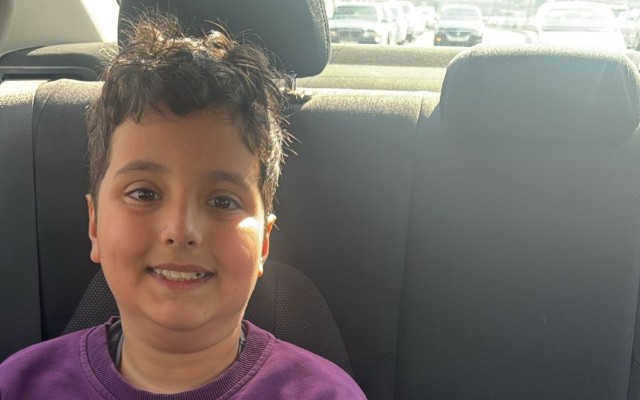 Polis Xırdalanda bu uşağın valideynlərini&nbsp;axtarır