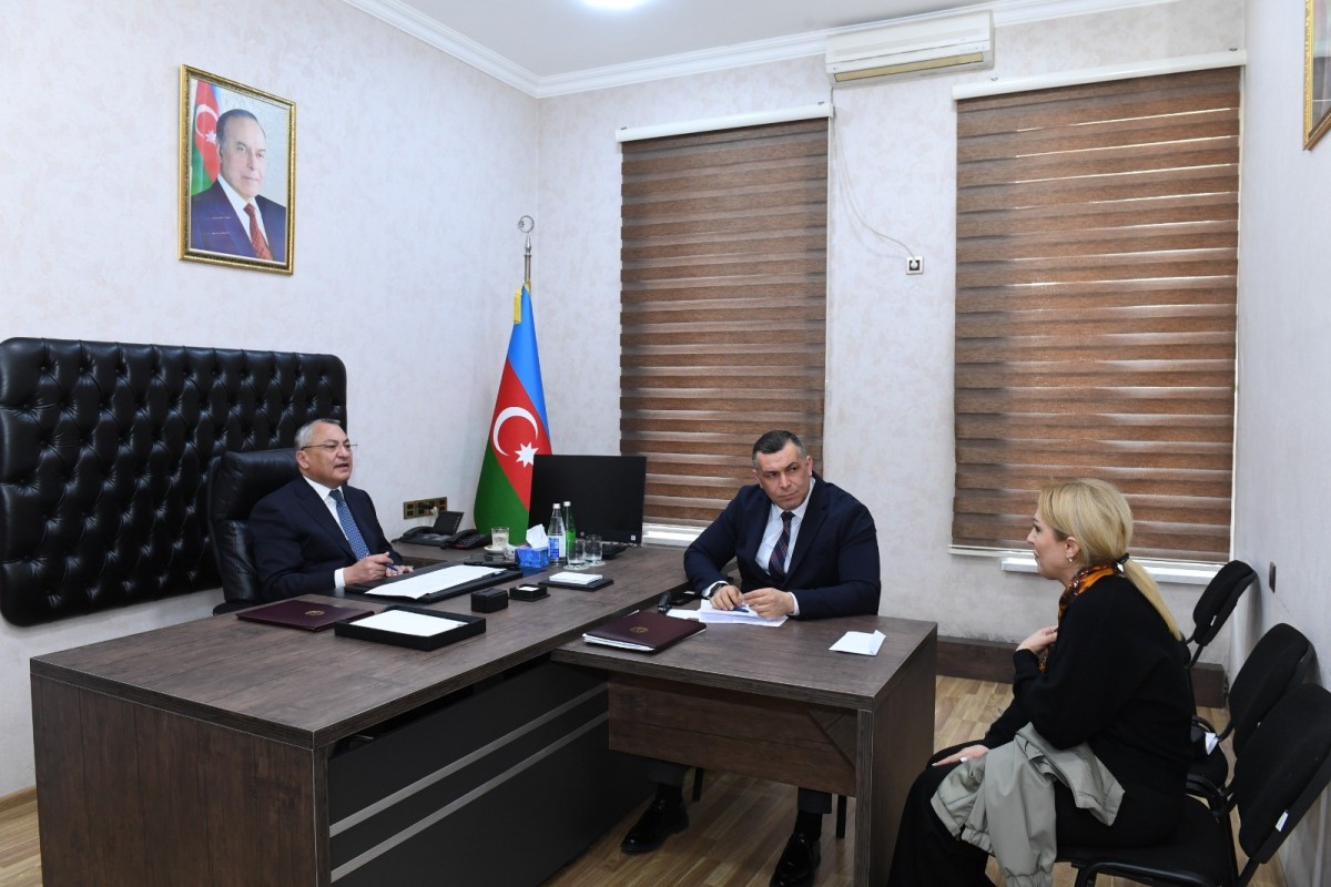 Rövşən Rzayev vətəndaşları qəbul edib - FOTOLAR