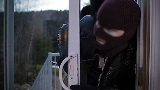 Evdən 9 min manat oğurlandı