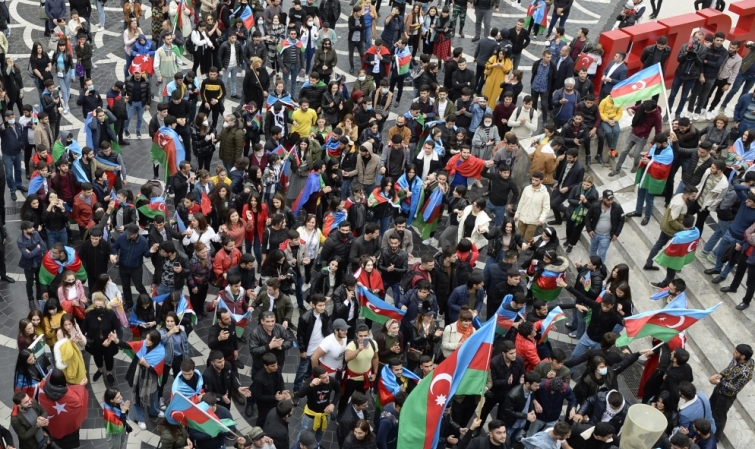 Azərbaycanda əhali artır, qonşularda kəskin azalır - RƏQƏMLƏR