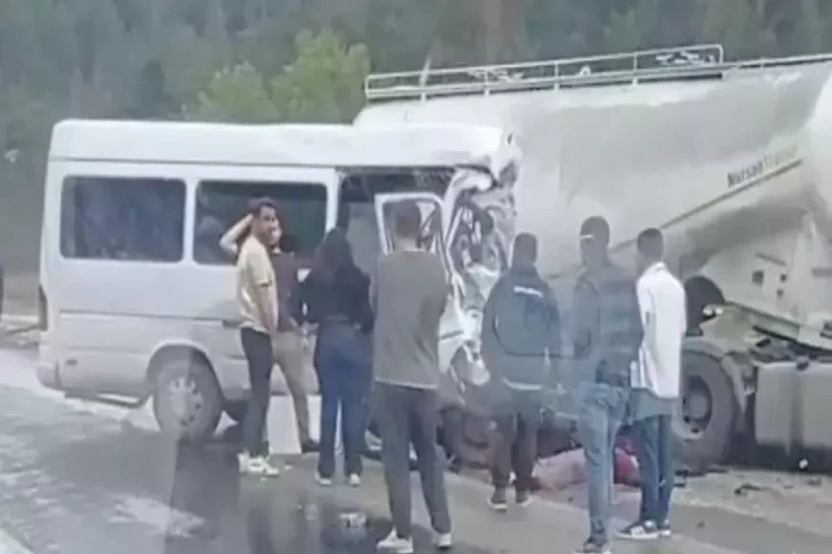 Mikroavtobusla TIR toqquşdu - 7 ölü, 7 yaralı