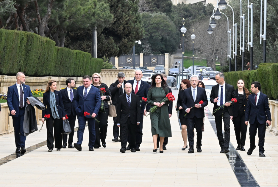 Litvanın Baş naziri Şəhidlər xiyabanını ziyarət edib