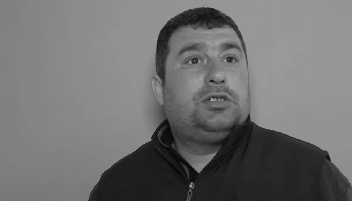 Övladının dəfnində "TikTok"da canlı yayım açan atanın uşaqları əlindən alındı - FOTO