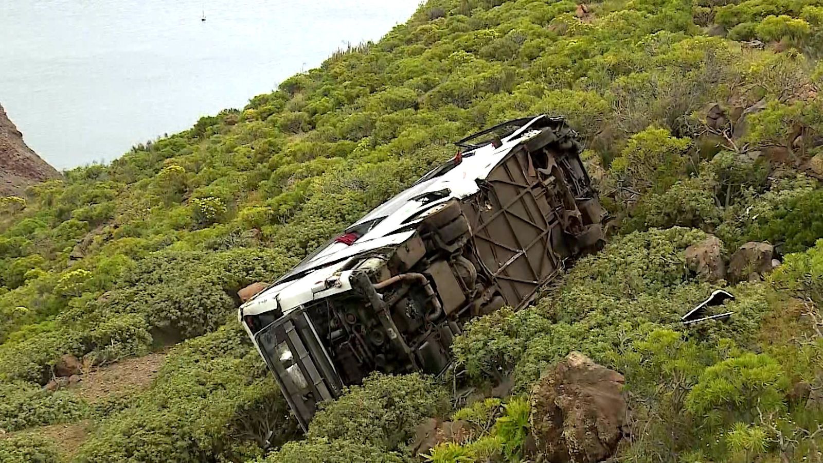 Turist avtobusu dərəyə aşdı, ölən və yaralananlar var