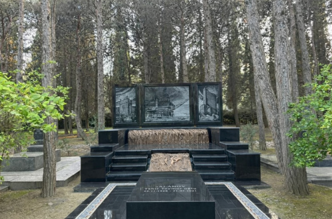 Tahir Salahovun qəbirüstü abidəsi UCALDILDI