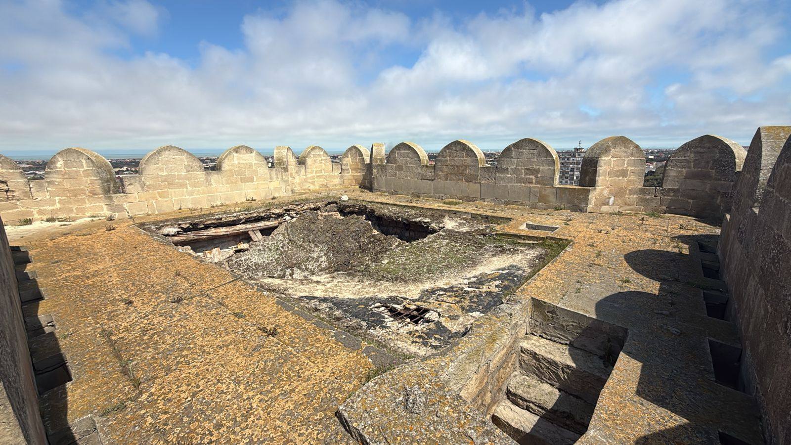 Mərdəkan qəsri çökdü - FOTO