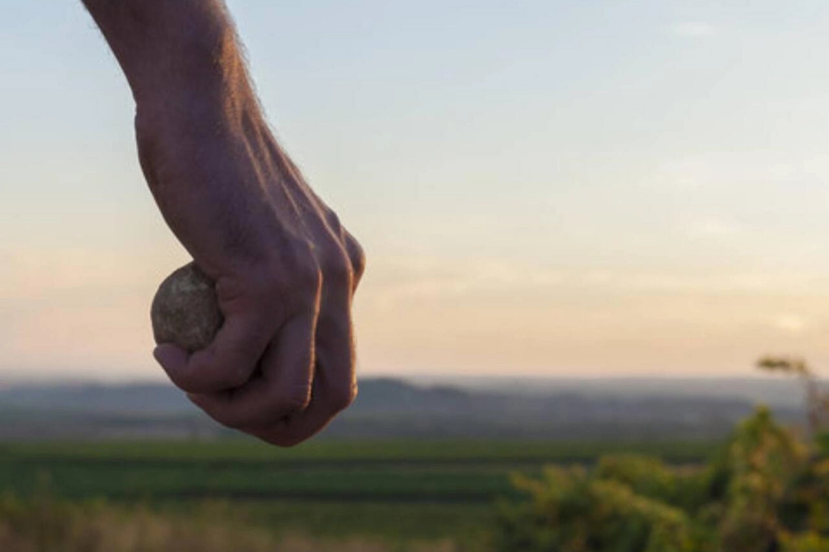 Qatarlara 18 dəfə daş atılıb