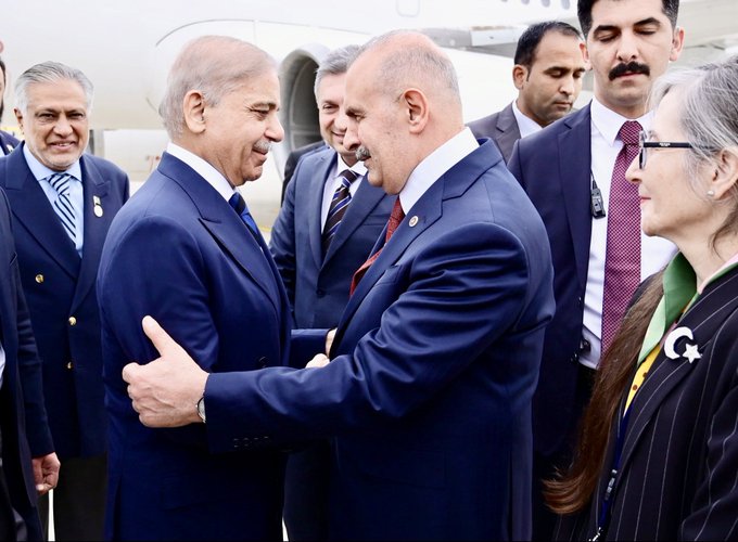 Şahbaz Şəriflə İshaq Dar Türkiyəyə getdi