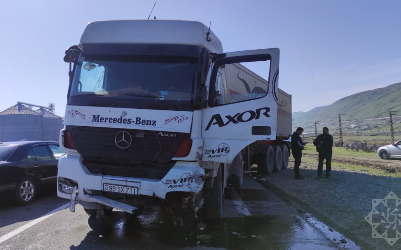 Bakı-Quba yolunda yük və minik avtomobilləri toqquşdu&nbsp;- FOTOLAR