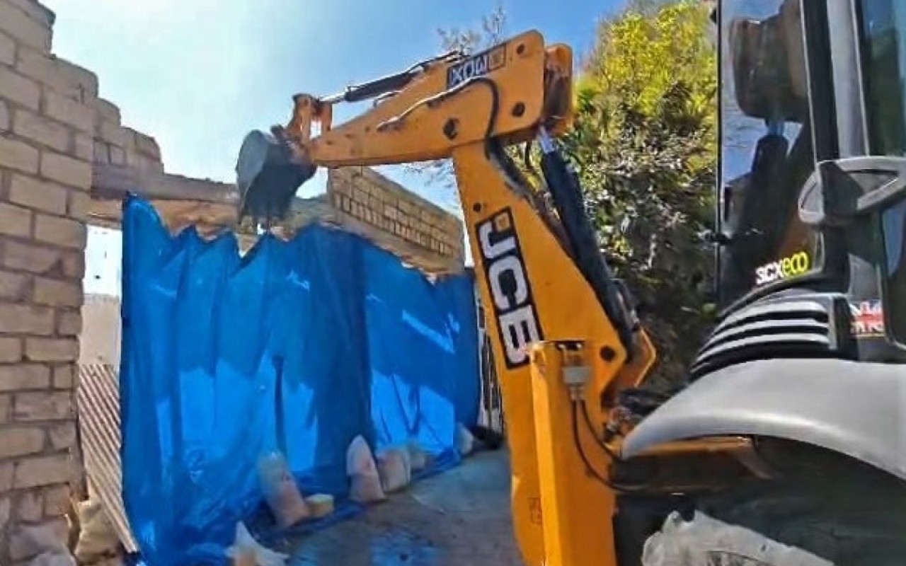 Gəncədə qanunsuz tikili söküldü&nbsp;- VİDEO