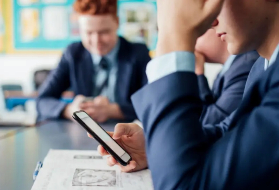Məktəblərdə mobil telefon qadağası qanuniləşdirilir