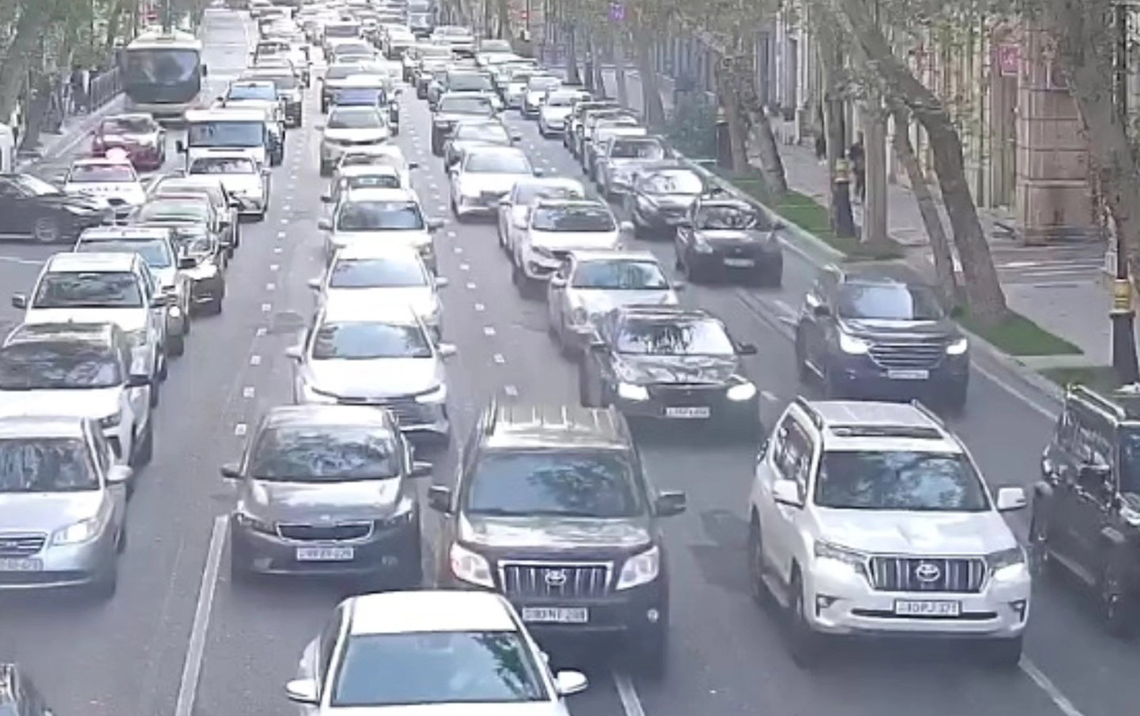 Yağış 18 istiqamətdə tıxac yaratdı