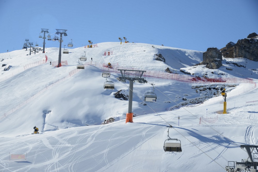 در اواسط بهار، نزدیک به 1 متر برف در آذربایجان بارید