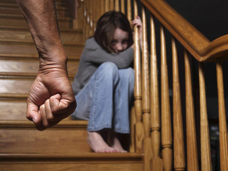 Azərbaycanda uşaqlarını döyən valideynlər cərimələnəcək&nbsp;&nbsp;