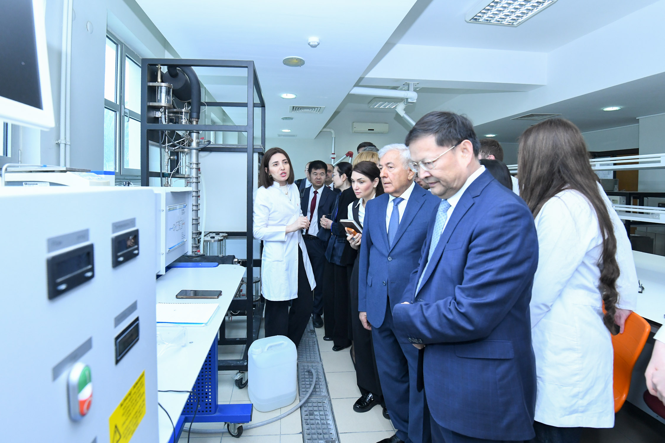 Rektor BMU-nun laboratoriyaları ilə tanış olub - FOTO