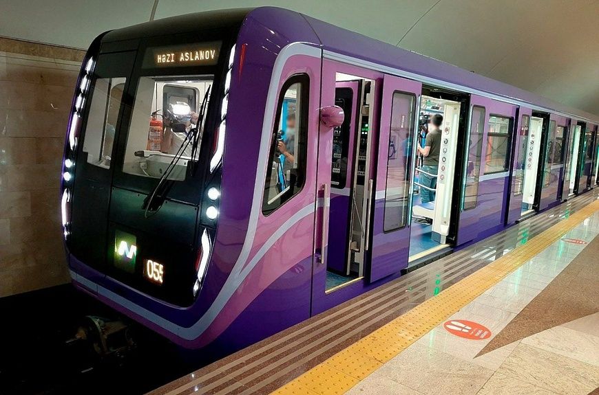 METRODA FACİƏ: qatar yoluna düşən sərnişin öldü