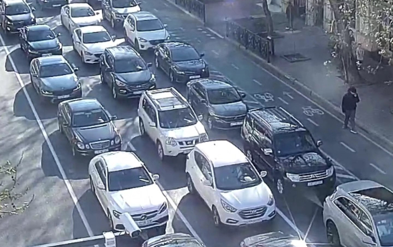 Təkcə yerin altı deyil, yollarda da sıxlıq var