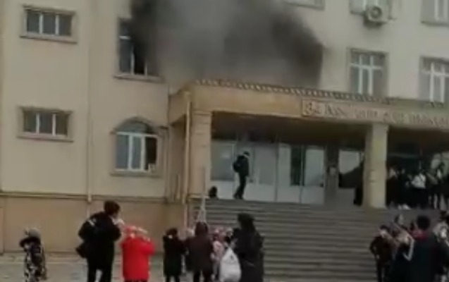 Bakıda məktəb binası yanır - VİDEO