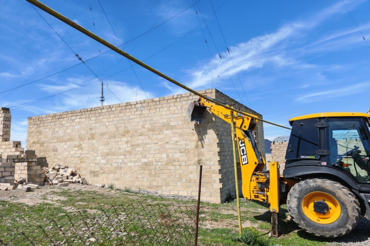 Rayonlarda sənədsiz tikililərin söküntüsünə başlanıldı - VİDEO