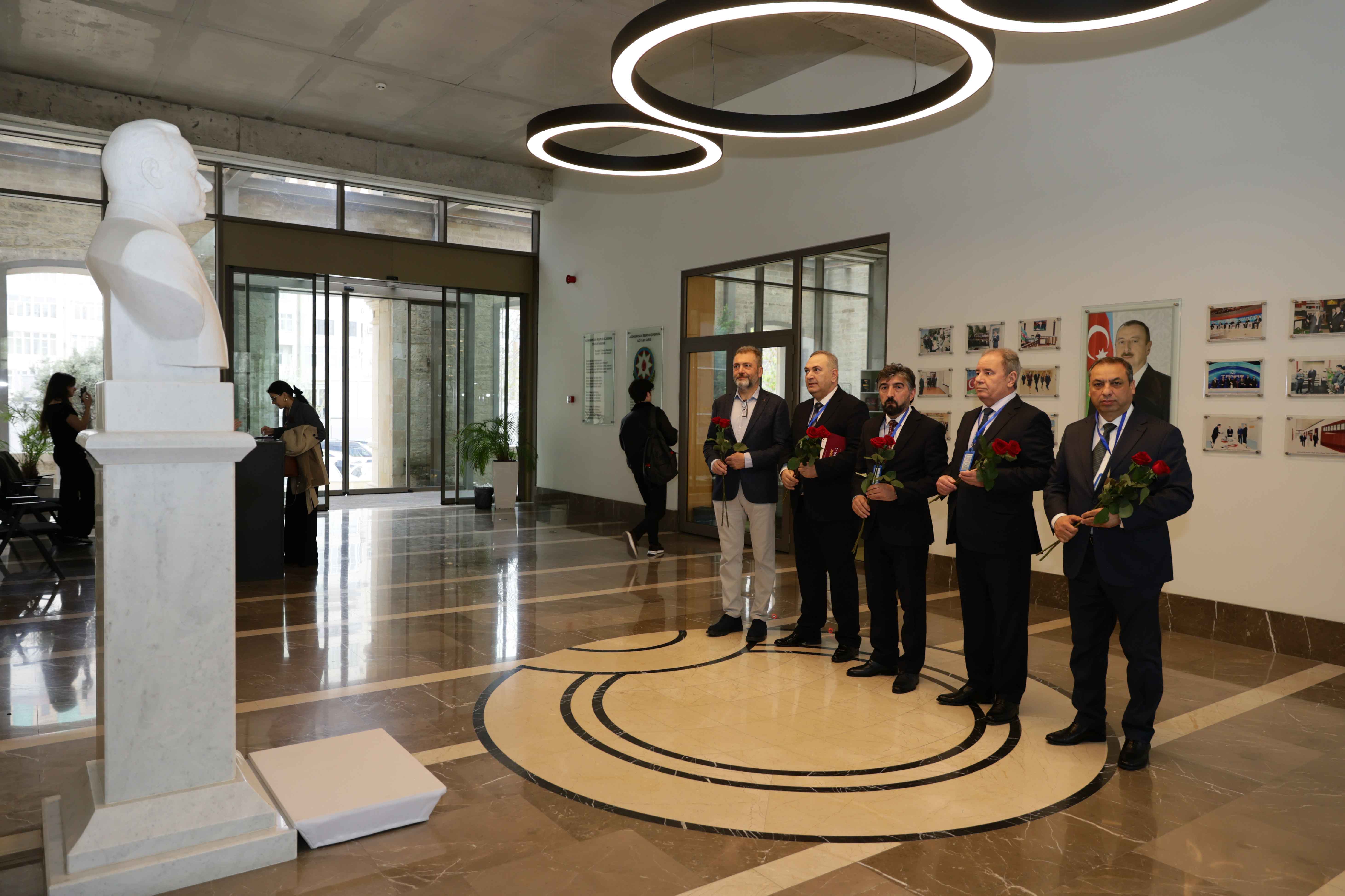 UNEC-də beynəlxalq konfrans öz işinə başlayıb - FOTOLAR