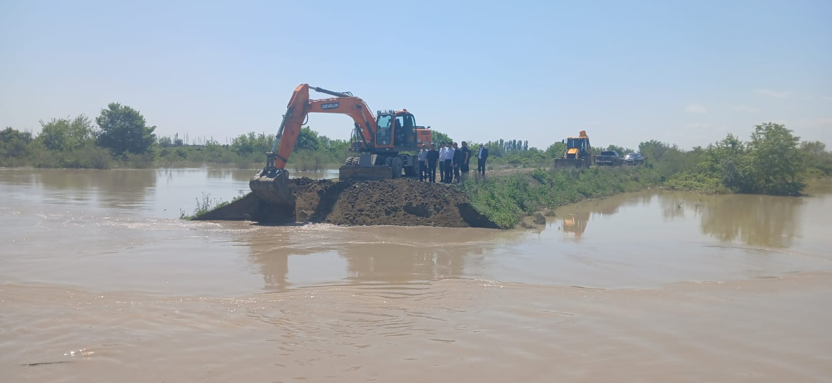 Kürdə suyun səviyyəsi artdı, Qarqar çayında bənd yarıldı - FOTO
